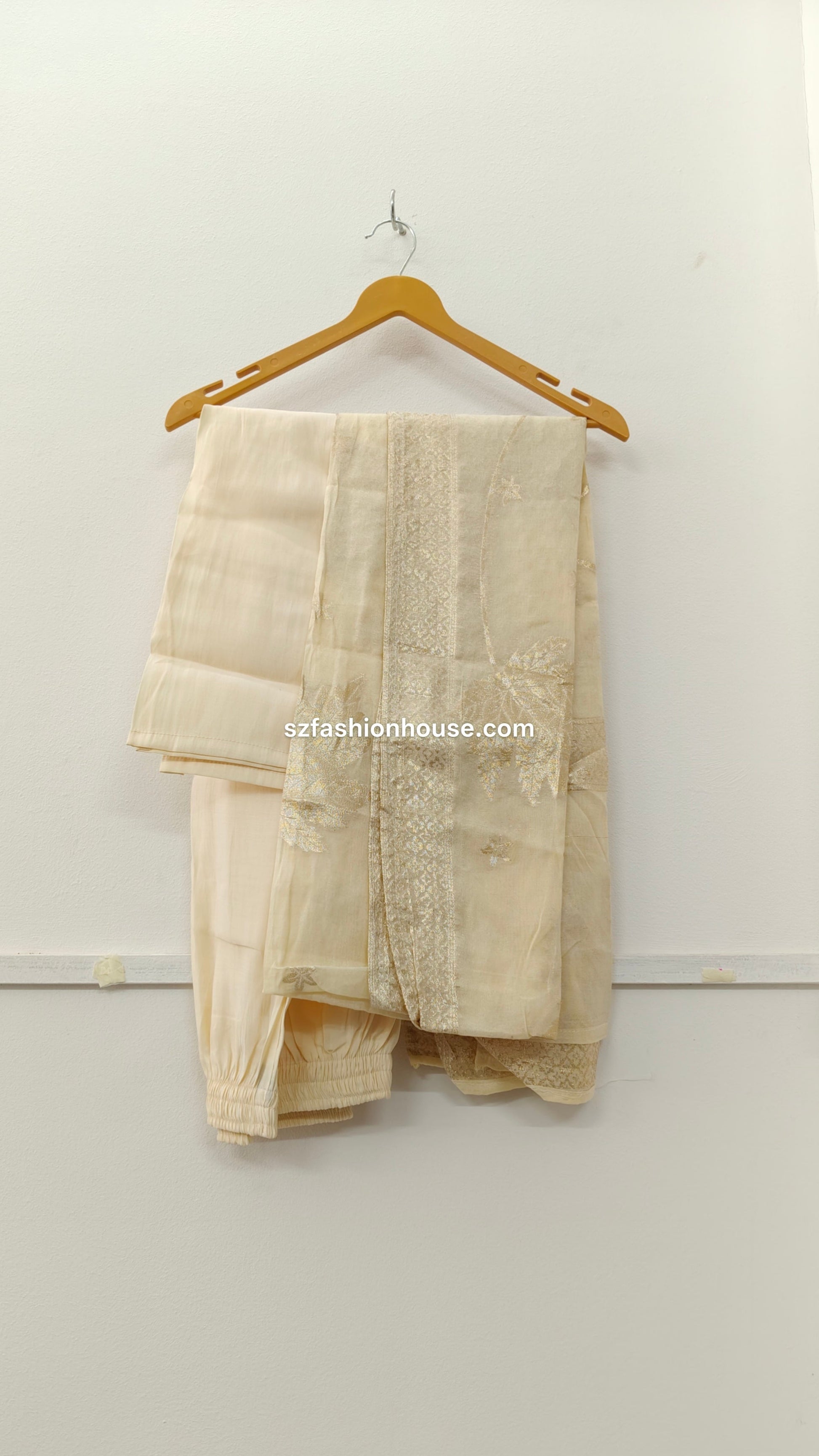 Beige dupatta and pant 